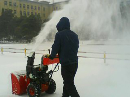 壹喜拋雪機在軍區訓練場地內拋雪作業